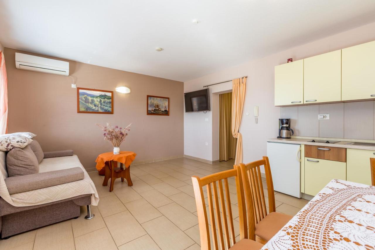 Apartman Ana Krk Town Exterior photo